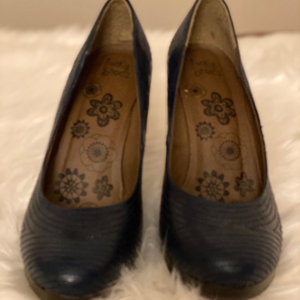 Previously Loved Navy Blue Pumps